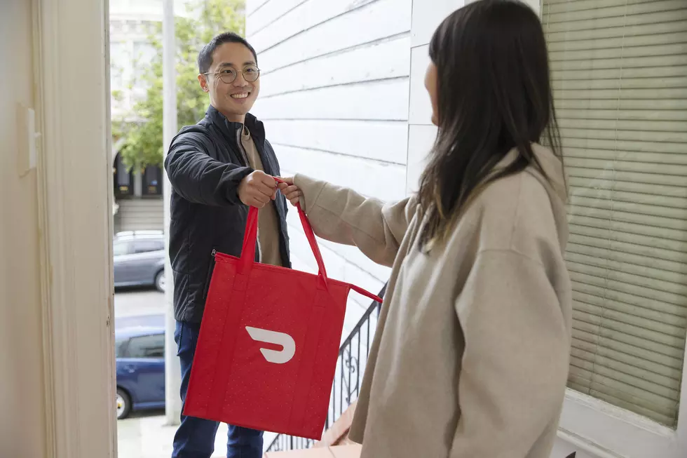 DoorDash Demonstrates Dasher Fulfilling Deliveries